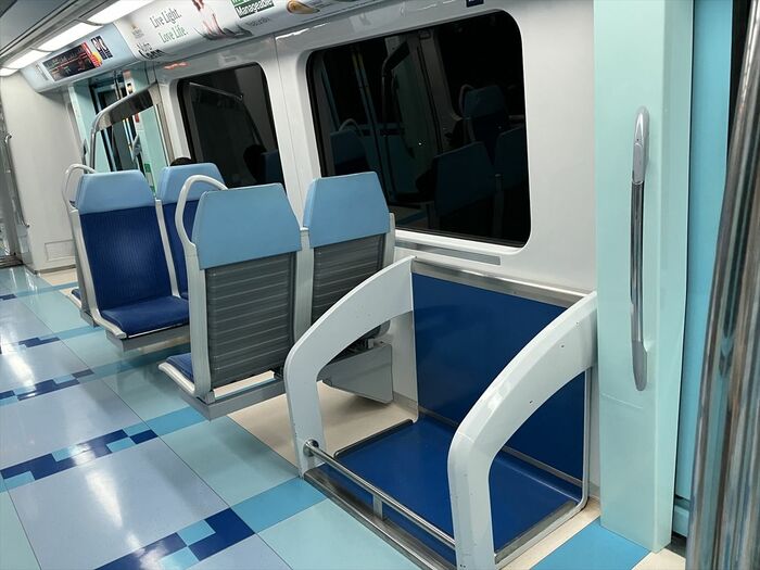 近畿車輛製メトロの車内