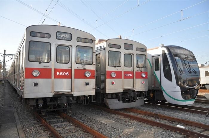 最新鋭の2020系（右）と並ぶ8500系