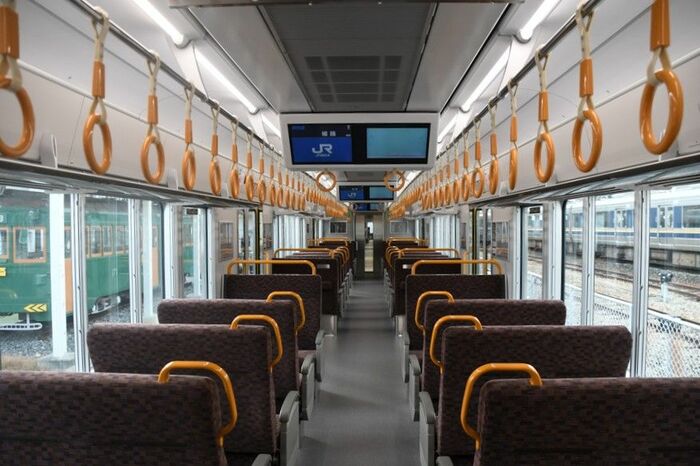 225系の通常車両の車内