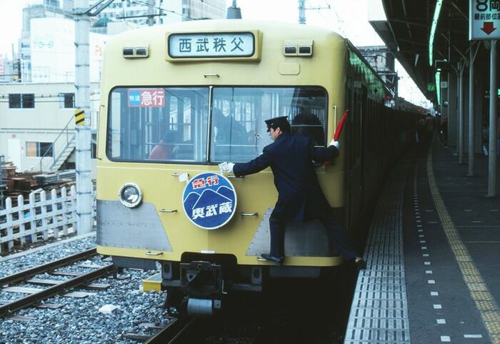 快速急行「奥武蔵」のヘッドマークを取り付ける