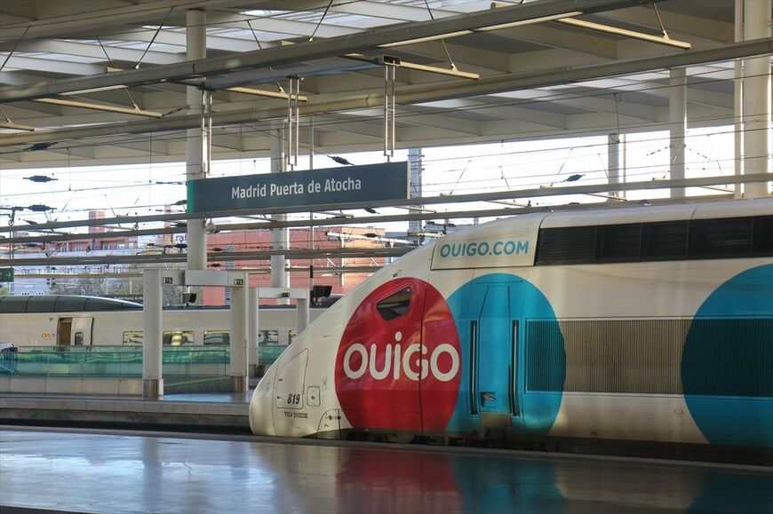 低価格ブランド「Ouigo」でスペインへ参入したフランス国鉄。マドリッド・プエルタ・デ・アトーチャ駅に停車中の列車（撮影：橋爪智之）