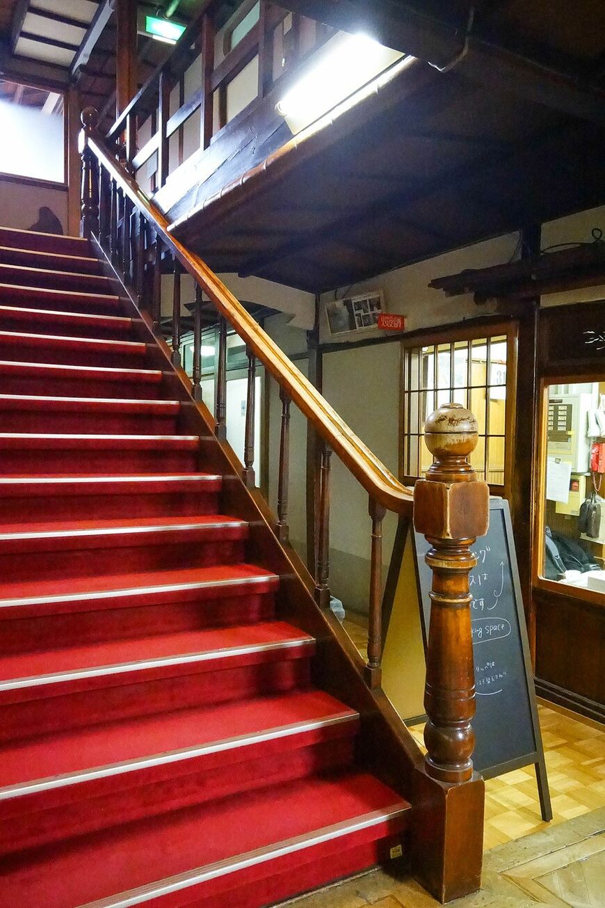 鳳明館本館の階段