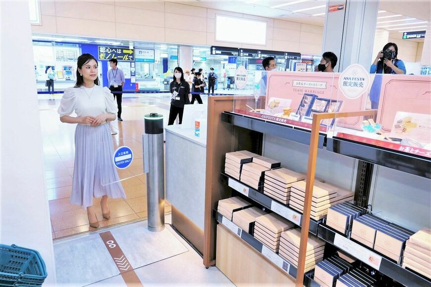 無人決済店舗へは入り口専用のゲートから入る（記者撮影）