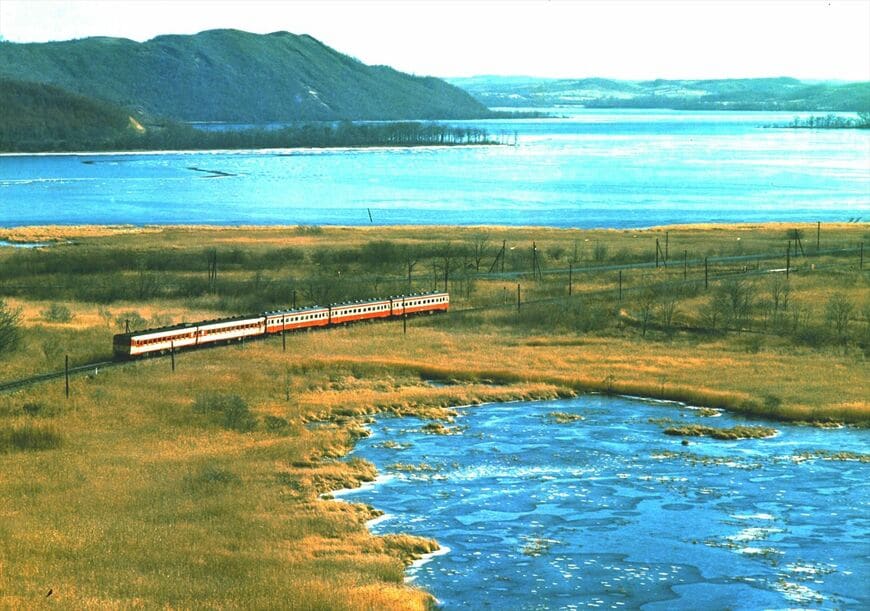 釧路湿原を行く急行「しれとこ」。キハ58系の北海道仕様といえる急行形のキハ56系と一般形のキハ22系の編成だ（撮影：南正時）