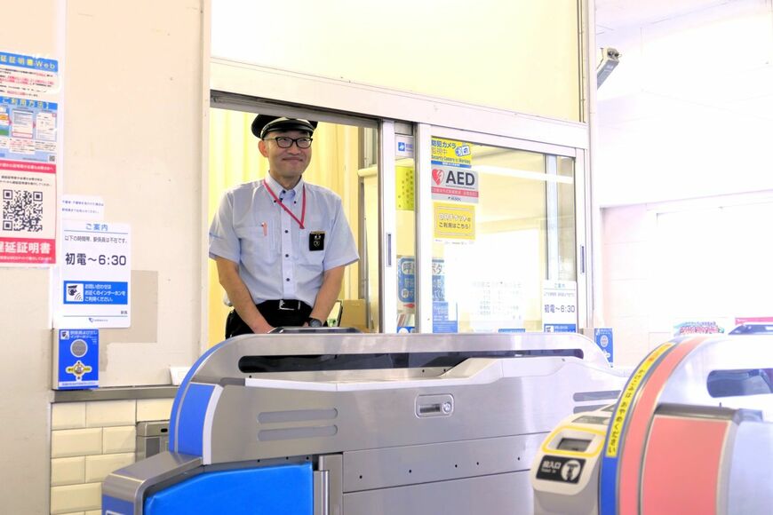 開成駅の窓口に立つ駅員の藤林克則さん（記者撮影）