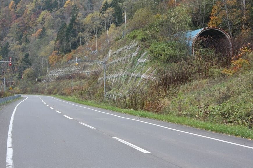 下幌別―歌登間：美幸線の路盤は道道12号に沿って歌登方面に延びる。道路北側の一段高いところにトンネルやスノーシェッドが残る（筆者撮影）