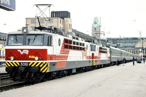 フィンランドの機関車が引くサンクトペテルブルク行き（1994年 筆者撮影）