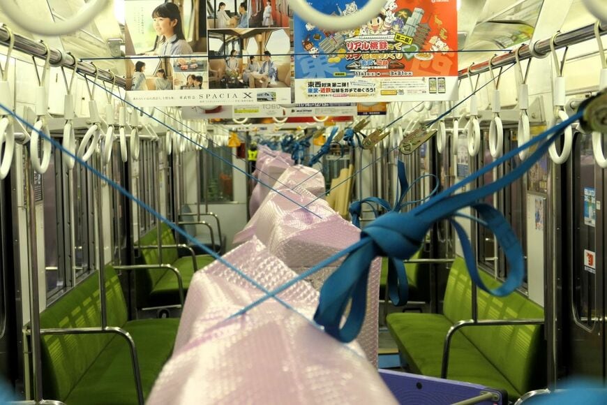 通路にしっかりと固定されたホームドアの筐体（記者撮影）