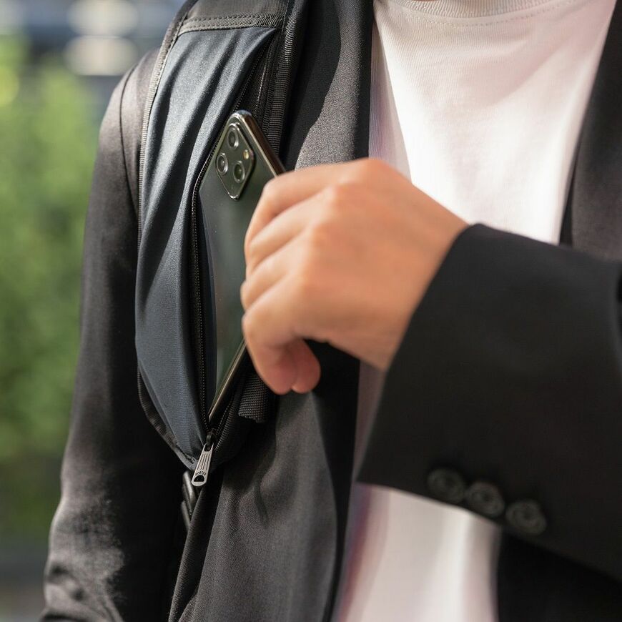 背負ったまま小物が出し入れできる「ポーター ロード」（写真：吉田カバン）