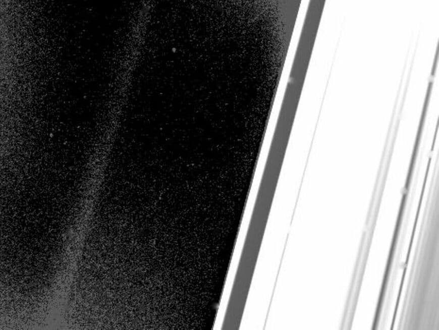 写真左側に淡く写るのが土星のG環（画像：NASA / JPL）