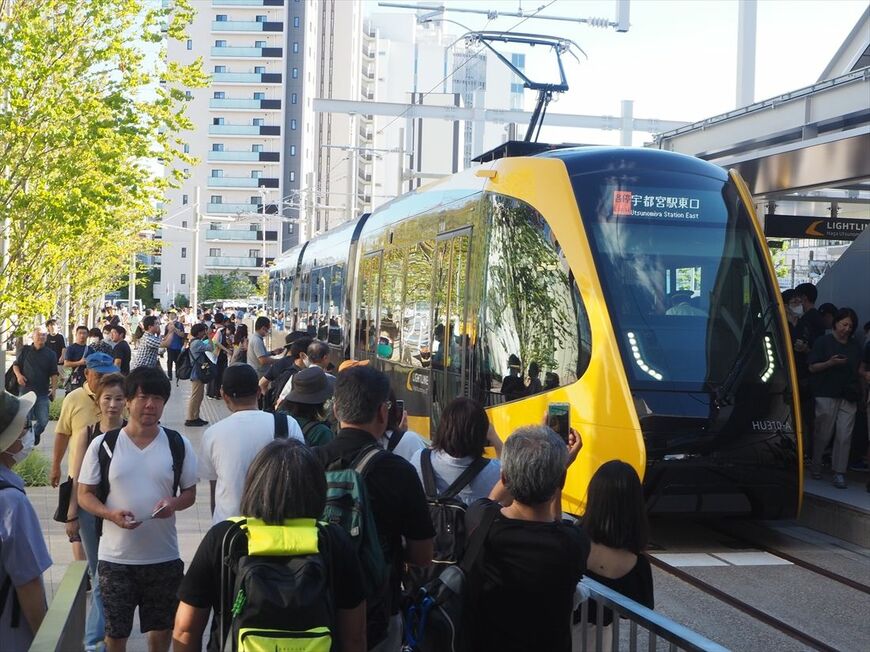 ライトライン開業初日、にぎわう宇都宮駅東口＝2023年8月26日（記者撮影）