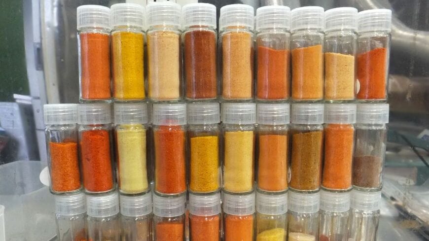激辛の粉末がズラリ（写真：芥川さん提供）