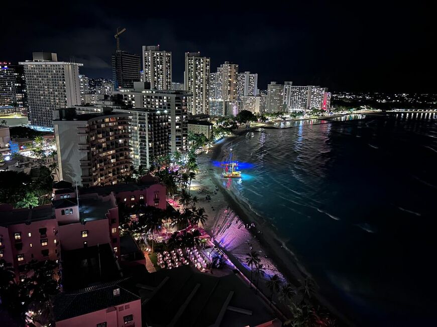 シェラトン・ワイキキ・ビーチリゾートの部屋からワイキキの夜景が楽しめた（筆者撮影）