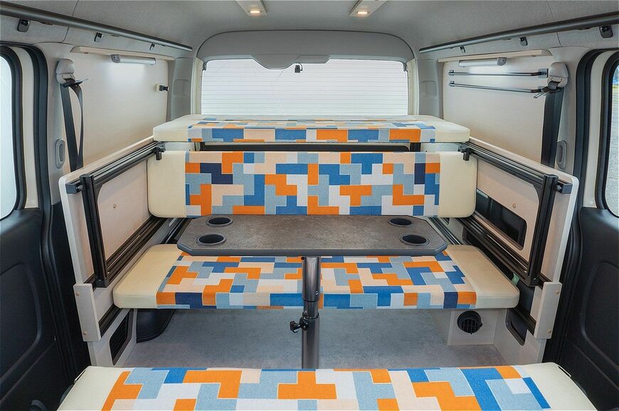 新作キャンピングカー「アコロ」や京都精華大学の授業風景など(写真：京都精華大学)