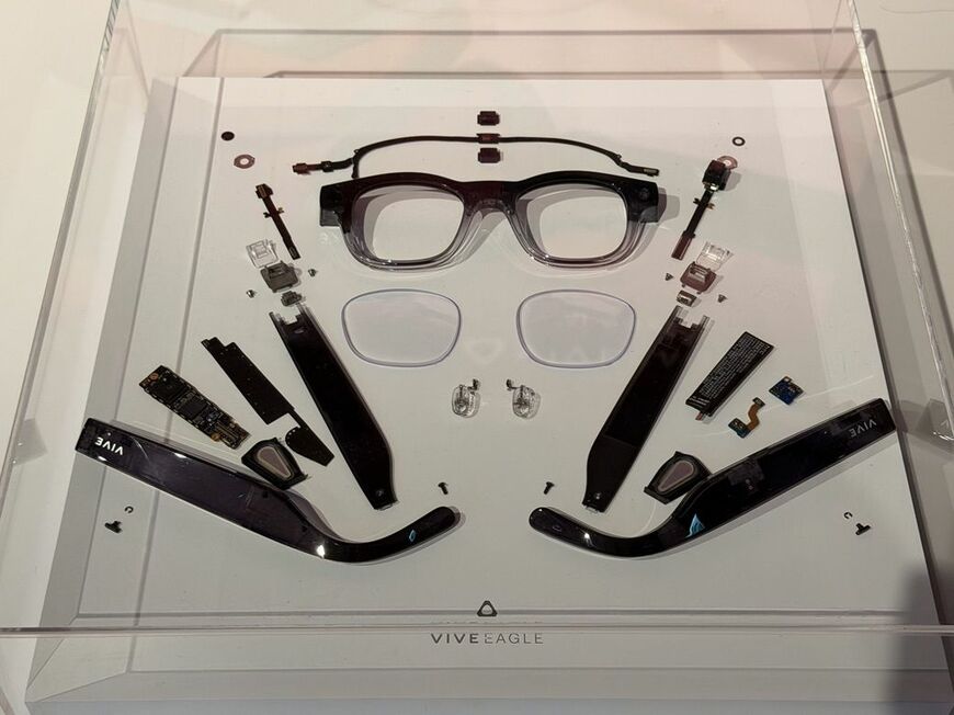 Berry色のVIVE Eagle。半透明のフレームから内部の基板が透けて見える（写真：筆者撮影）