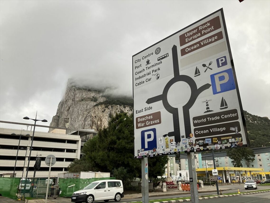イギリス領ジブラルタルの道路案内板。