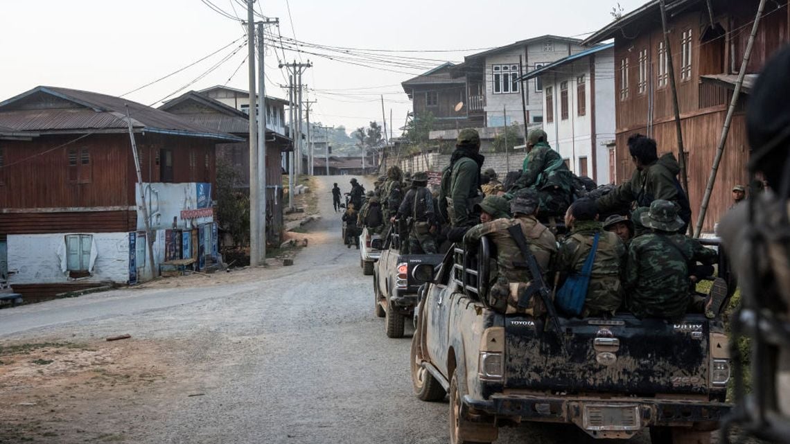 カレンニー諸民族防衛隊の兵士の車列