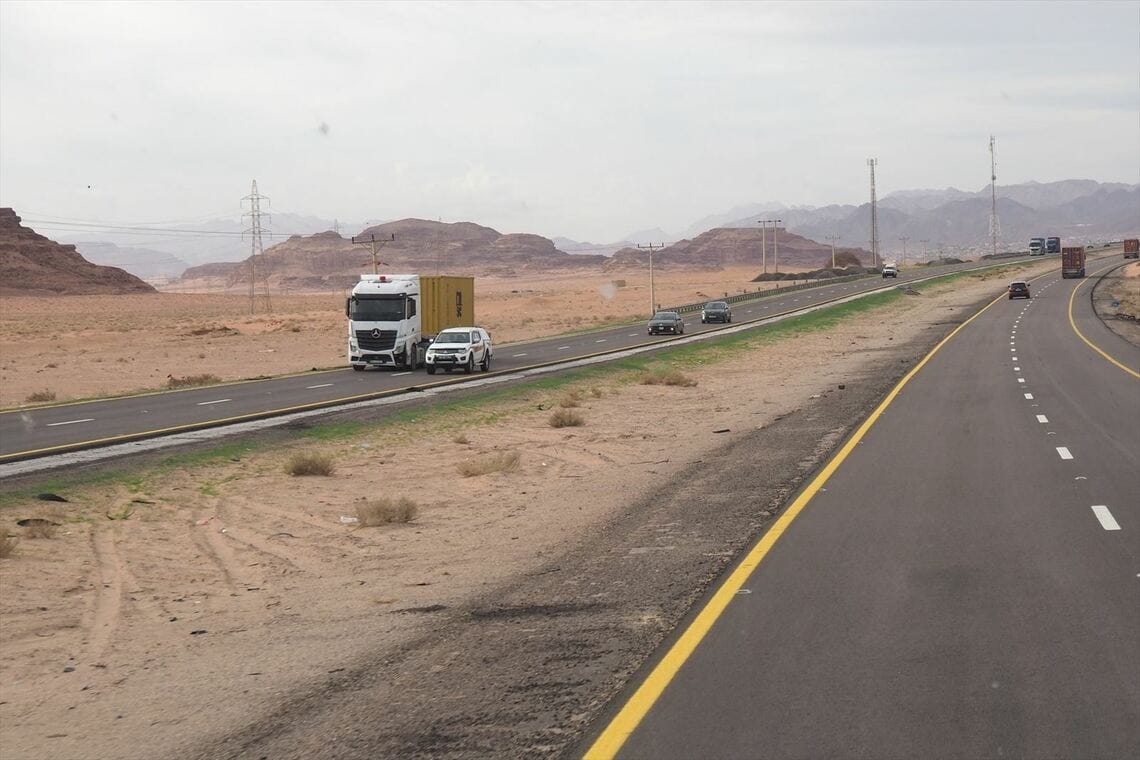 砂漠を貫くデザート・ハイウェイ（筆者撮影）