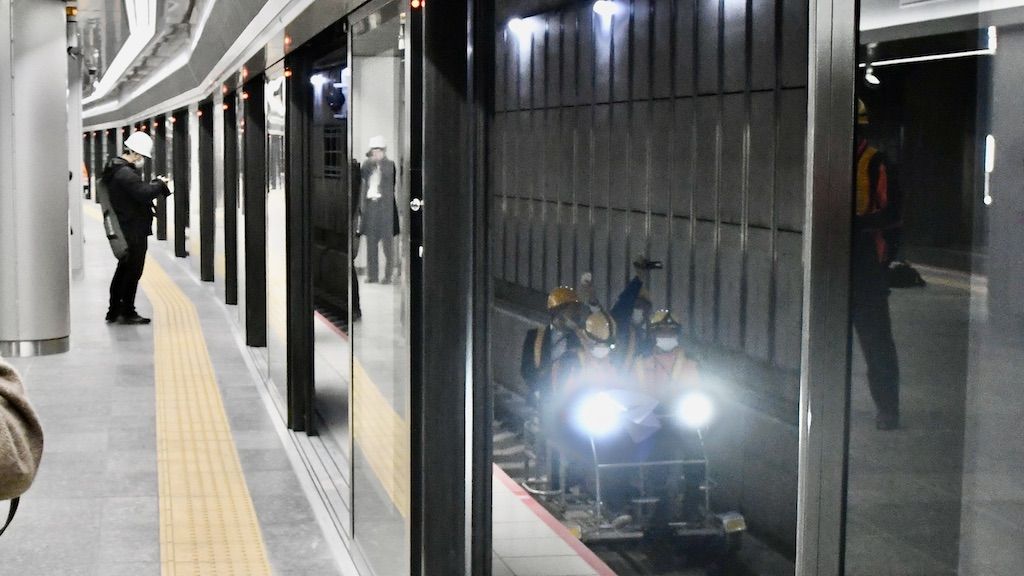 工事が進む大阪駅の「うめきた」地下ホーム。線路を走るのは作業員が人力で動かす軌道自転車だ（記者撮影）