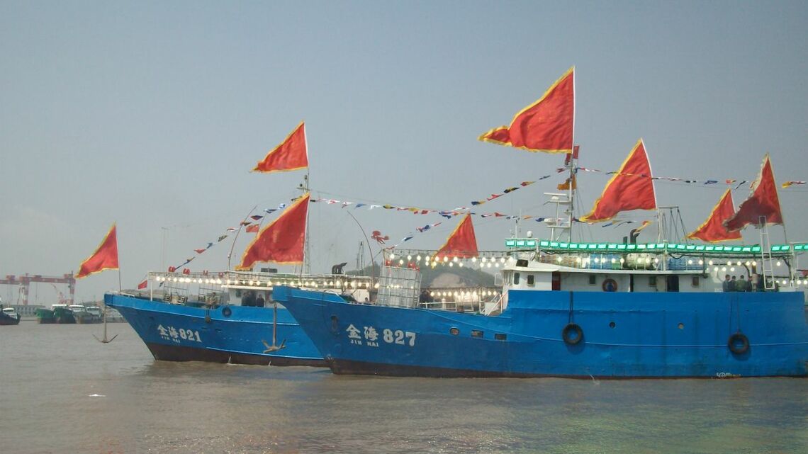 中国の遠洋イカ漁船は母港からはるかアルゼンチン沖やペル－沖まで遠征する（写真は舟山市遠洋漁業協会のウェブサイトより）