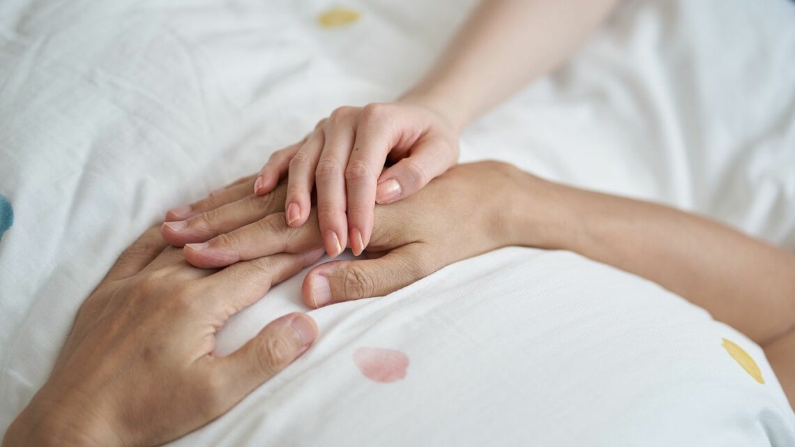 人は最期を迎えるにあたって意識が混乱する「せん妄」の状態になることがある(写真:mapo/PIXTA)