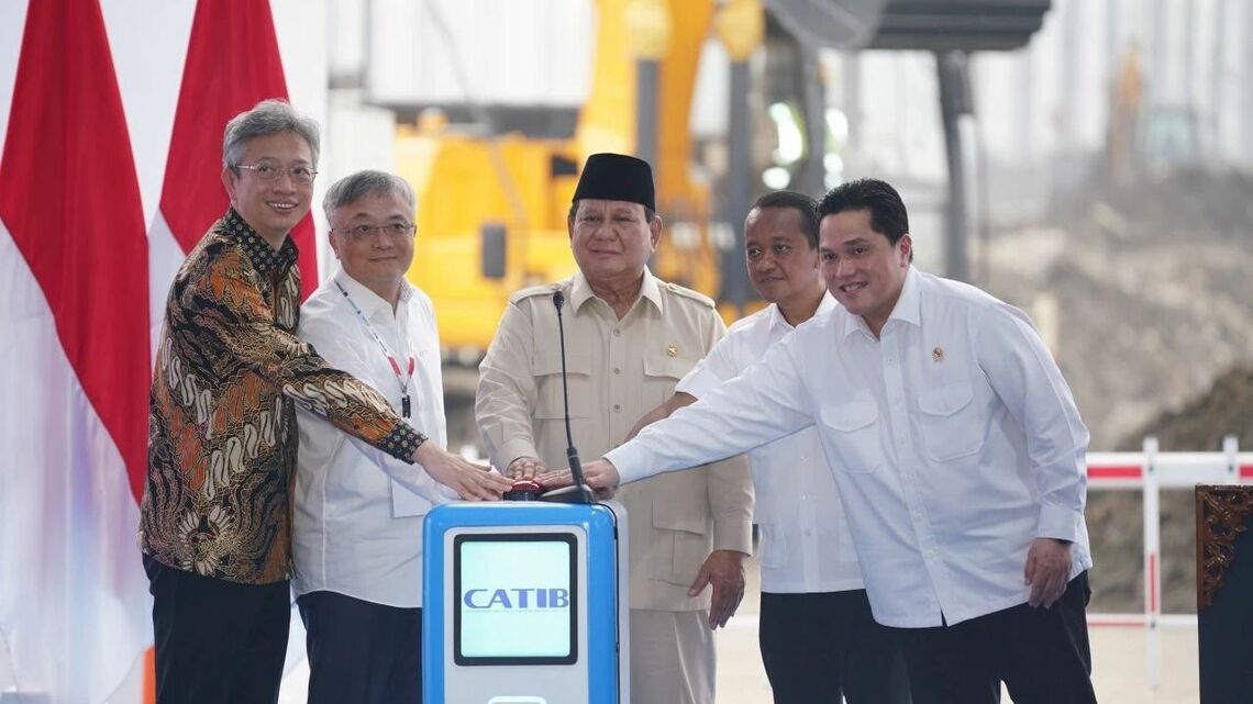 CATLはニッケル資源が豊富なインドネシアで大規模プロジェクトを始動させた。写真中央は起工式に出席したインドネシアのプラボウォ大統領(CATLのウェブサイトより)