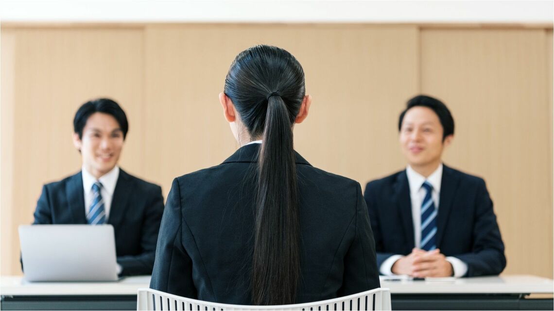 就活生の活動を妨害して終わらせようとする「オワハラ」はついに終わるのでしょうか？ （画像：EKAKI / PIXTA）