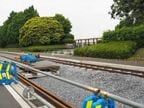 清原工業団地内の道路わきで整備が進む軌道