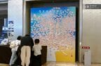 ロビーに設置した寄せ書きスペース