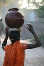 インドでは飲み水は１か月に最低１００ℓ必要といわれる