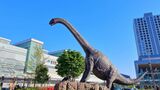 恐竜のモニュメントが印象的なJR福井駅前（写真：kazukiatuko／PIXTA）