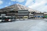 バスターミナルと冬の男体山