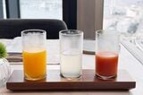 まず運ばれてきたのが食前のドリンク3種。左からオレンジジュース、デトックスウォーター、トマトジュース（筆者撮影）