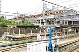 朝霞台駅のホーム上空をまたぐJR武蔵野線（記者撮影）