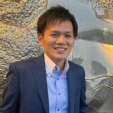 上村 洸貴（かみむら・こうき）長崎県立長崎北高等学校教諭富士通に勤務した4年間で技術営業やベトナムでの市場調査に従事した後、長崎県の公立高校で英語科教員を10年務める。英語教育における生成AIの活用を積極的に推進し、英文の添削やスピーキングの練習、英語でのディベートなどにおいてChatGPTを活用した授業を実践している。生成AIの教育への活用とその普及戦略について研究するため、2025年秋よりハーバード教育大学院への留学を予定