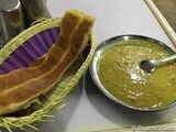 ハルゲイサで食べた豆のスープと揚げパン（写真：著者提供）