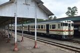 インセインの車両基地から出庫してきたヤンゴン環状線の始発列車。ホームの高床化工事はミャンマー予算で行われていたが中断している（筆者撮影）