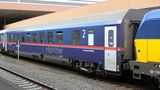オランダの電気機関車（右）が牽引するオーストリア鉄道の夜行列車「ナイトジェット」＝2021年6月3日（写真：山下満）