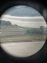 この写真は韓国側。川沿いに有刺鉄線が張り巡らされている（著者撮影）
