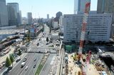 将来は国道15号をまたぐ歩行者デッキも設けられる（記者撮影）