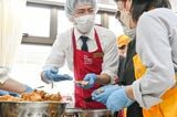 初回は日本KFCの担当者が、運営団体にレクチャー。関わる人みんなで守る取り組みについて、丁寧に説明する（撮影：大澤誠）