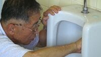 81歳創業者は､なぜトイレを素手で磨くのか イエローハット､世界のトイレ掃除に挑む！