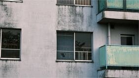 築40年以上の築古マンション｢"住人のいる廃墟"となるか､所有権を売るか…｣ 建て替えできるマンションの《3つの条件》