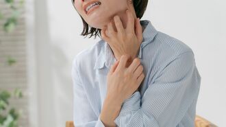 首を掻きむしる人物