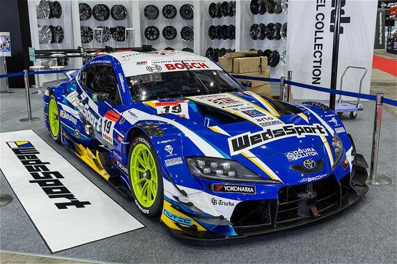 東京オートサロン2026のウェッズブースに展示されていたスーパーGT 500クラス参戦車両の「TGR TEAM WedsSport BANDOH」