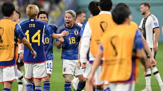 サッカーW杯 ドイツ戦の勝利に酔いしれる日本代表メンバーたち