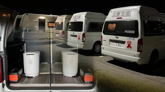 能登半島地震の被災地には、トイファクトリーの新型ポータブルトイレ「クレサナ」を搭載したトイレカーが出動した
