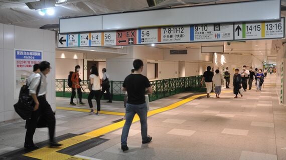 新宿駅 東西自由通路