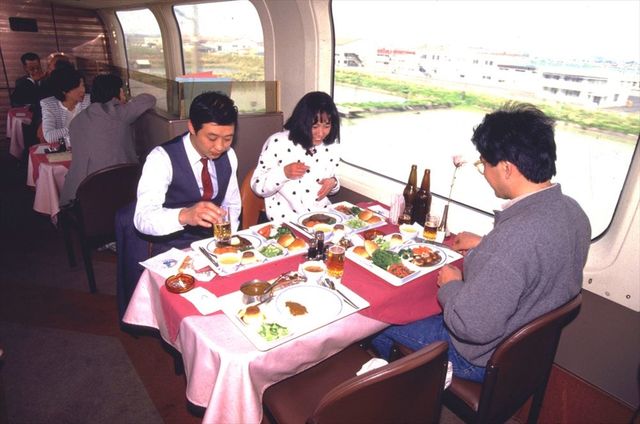 食堂車 フランス料理も寿司もありの1年 特急 観光列車 東洋経済オンライン 社会をよくする経済ニュース
