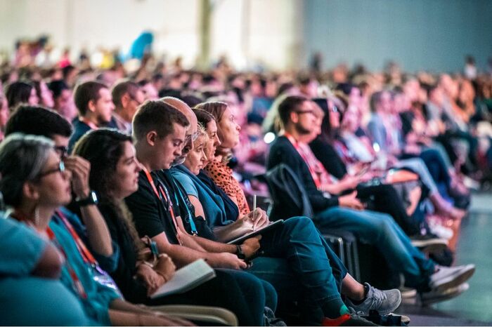 リアル会場にも1万人以上が集まった